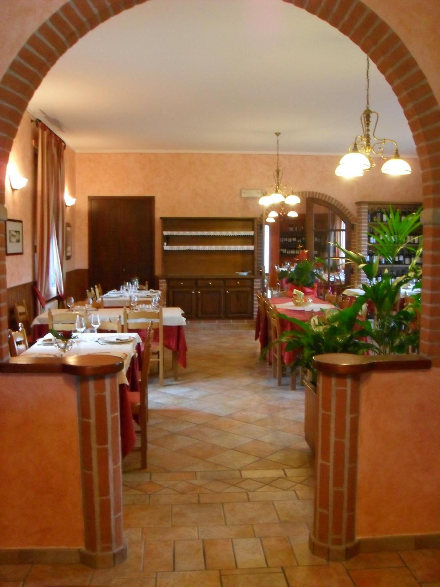 Ristorante Albergo Da Maurizio Cravanzana ภายนอก รูปภาพ