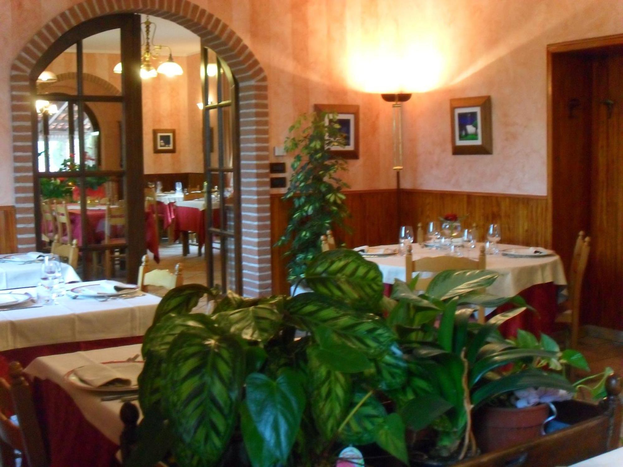 Ristorante Albergo Da Maurizio Cravanzana ภายนอก รูปภาพ