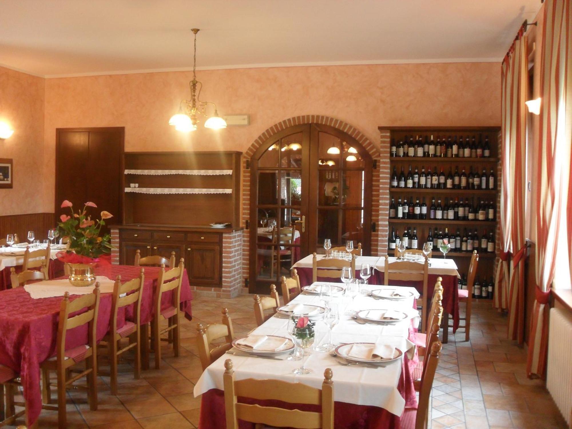 Ristorante Albergo Da Maurizio Cravanzana ภายนอก รูปภาพ