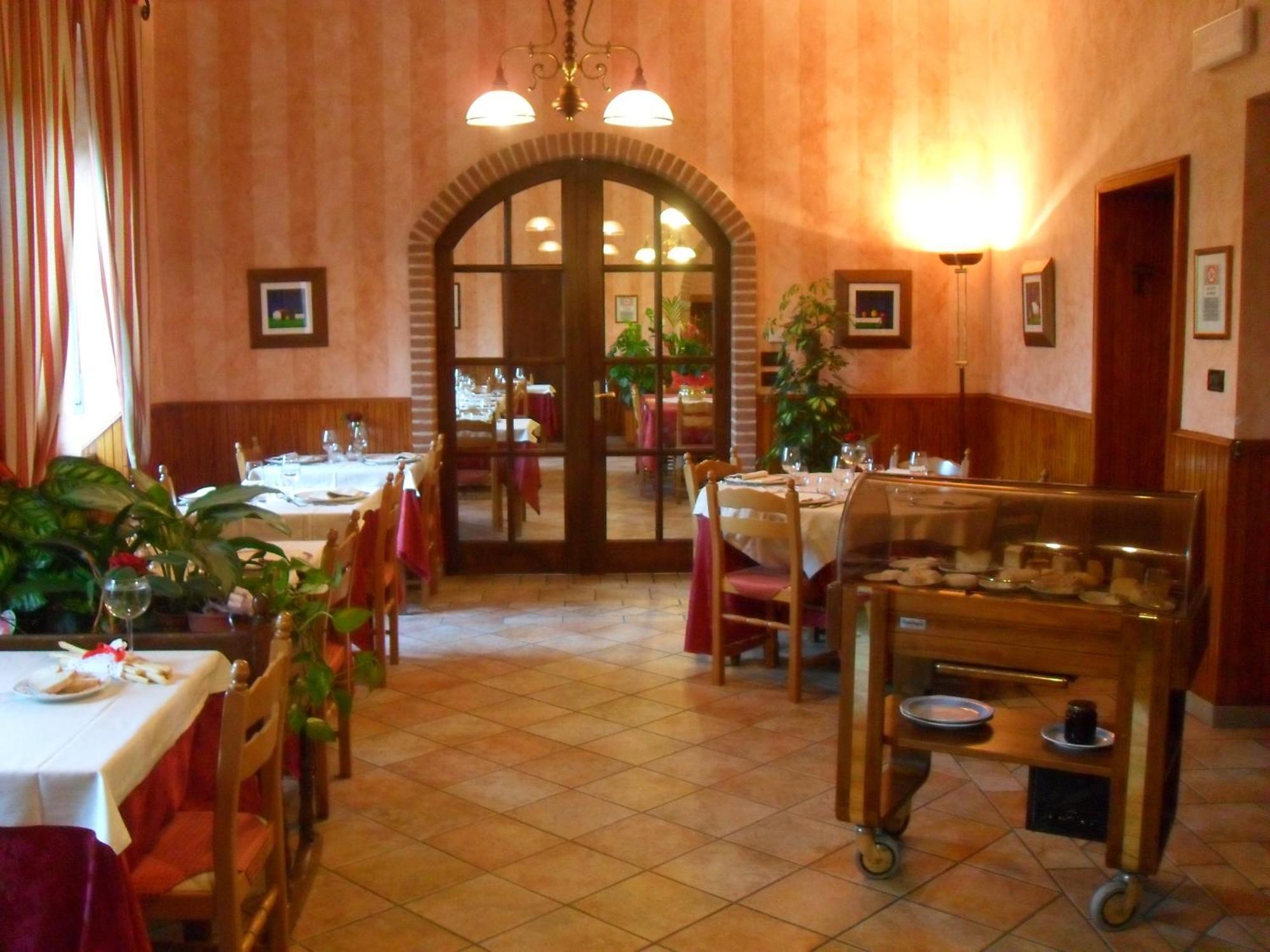 Ristorante Albergo Da Maurizio Cravanzana ภายนอก รูปภาพ